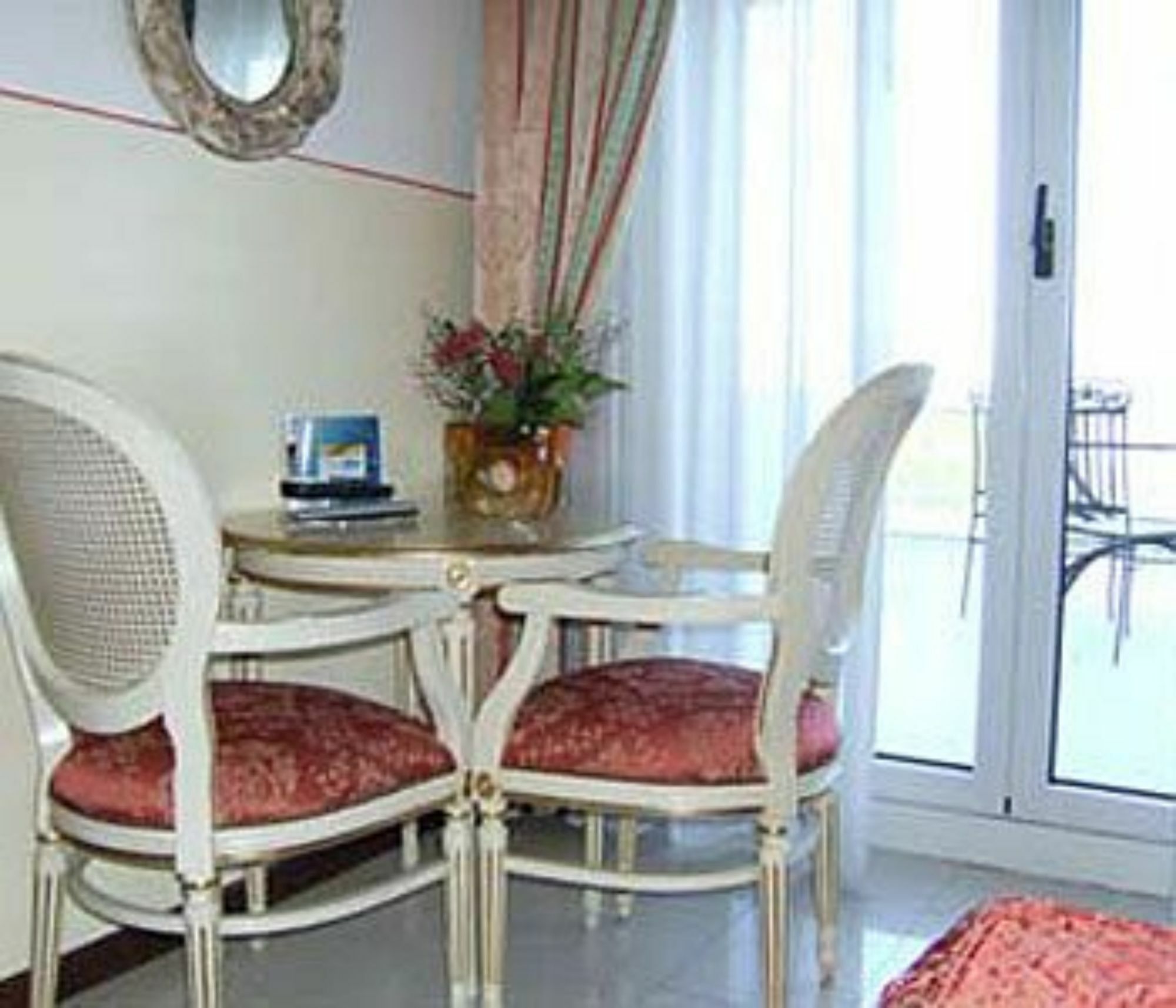 Estee Hotel 4*