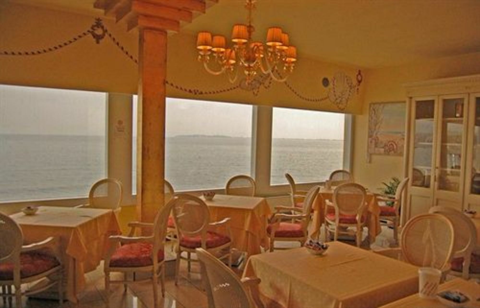 Estee Hotel